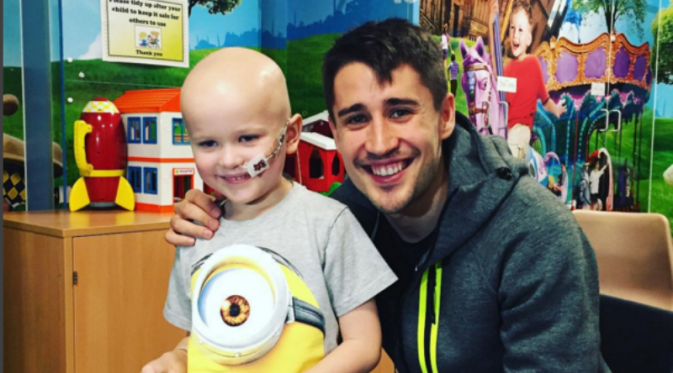 Bojan Krkic menghabiskan Natal dengan mengunjungi fans cilik Stoke City Royal Stoke Children Hospital. (Instagram)