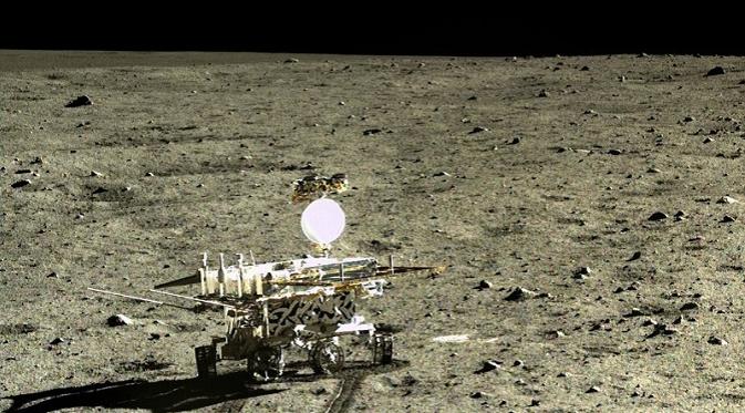 Yutu, rover buatan Tiongkok yang menemukan jenis batuan baru di bulan (sumber: newscientist.com)