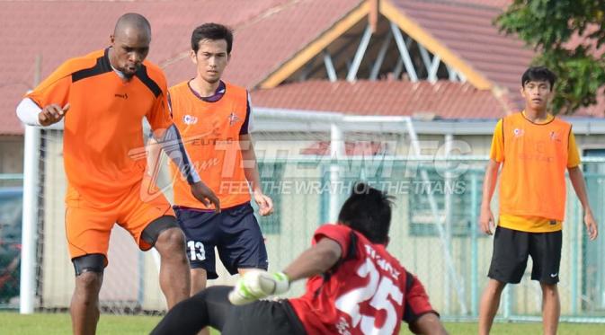 Mantan pemain Persipura Jayapura, Lancine Kone mengikuti latihan perdana dengan klub asal Malaysia, T-Team, Sabtu (26/12/2015). (Facebook)