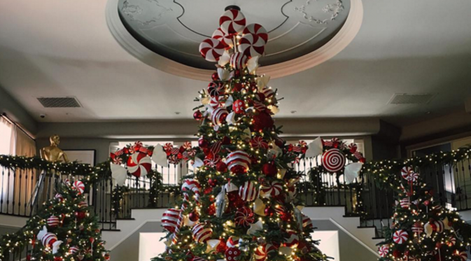 Dekorasi pesta Natal yang meriah di rumah keluarga Kardashian (foto: Instagram Kendall Jenner)