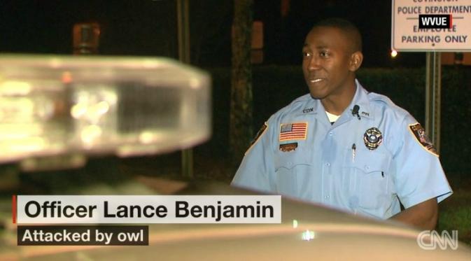 Petugas Lance Benjamin awalnya ia mengira bola football telah mengenainya. (CNN)