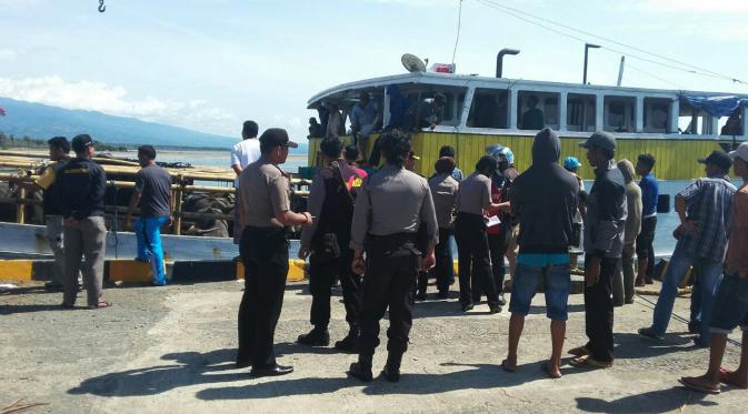 Polisi merazia kapal penumpang yang bersandar di Pelabuhan Bungeng, Kabupaten Jeneponto, Sulawesi Selatan. (Liputan6.com/Eka Hakim)