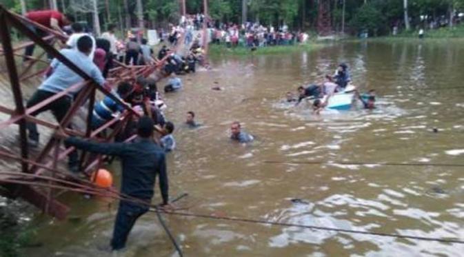 Ratusan alay di Aceh sibuk selfie di jembatan, tiba-tiba jembatannya ambruk | Via: serambinews.com