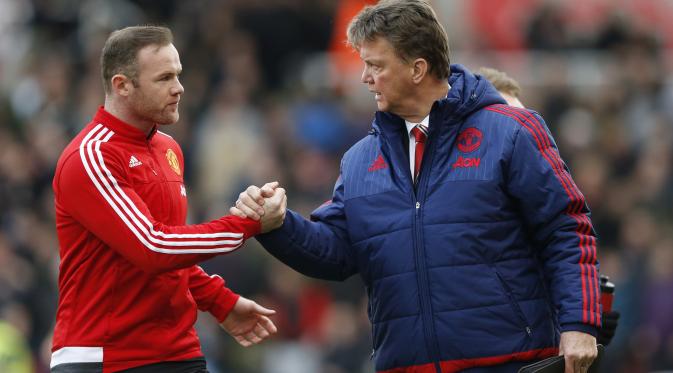 Pelatih Manchester United, Louis Van Gaal, (kanan) bersalaman dengan kapten Wayne Rooney sebelum laga melawan Stoke City, Sabtu (26/12/2015). (Reuters/Carl Recine)