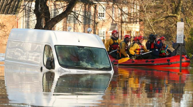 Sebuah kendaraan terlihat terendam banjir di wilayah York, Inggris utara, Minggu (27/12). Pada Sabtu (5/12). lalu Badai Desmond telah menerjang Inggris yang mengakibatkan ribuan rumah terendam air. (REUTERS/Phil Noble)