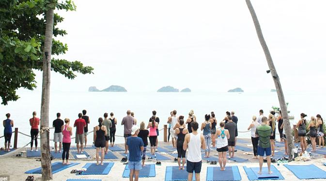 Para tamu dapat melakukan yoga di tempat yang sudah disediakan oleh Jessica dan Dean