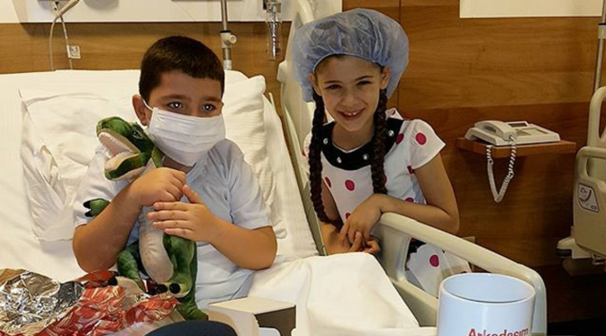 Isabella Damla Guvenilir (Elif) terlihat mengunjungi sebuah rumah sakit anak-anak setempat [foto: Instagram].
