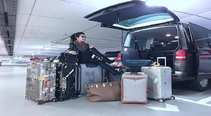 Syahrini dengan deretan kopernya saat berlibur ke Eropa (sumber, Instagram.com)