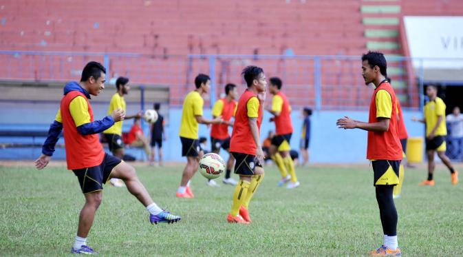 Arema Cronus menjalani sesi latihan di Stadion Gajayana, Malang, Jawa Timur, Senin (28/12/2015), jelang semifinal Piala Jenderal Sudirman kontra Mitra Kukar. (Liputan6.com/Rana Adwa)
