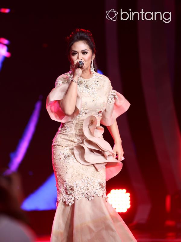 Krisdayanti di grand final D'Academy Asia (Andy Masela/Bintang.com)