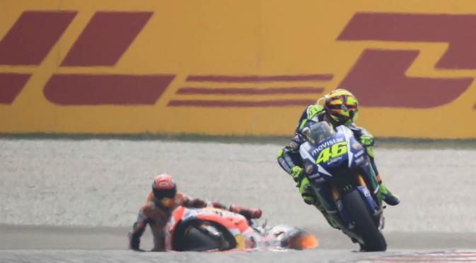 Insiden antara Rossi dan Marquez di sirkuit Sepang, Malaysia (Crash.net)