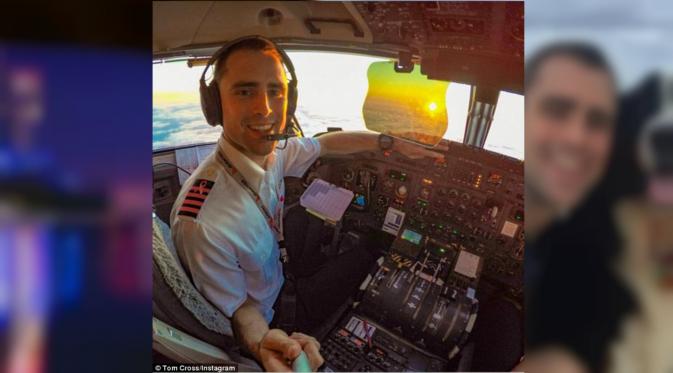 Foto narsis Tom Cross di dalam ruang kendali pesawat. (Daily Mail)