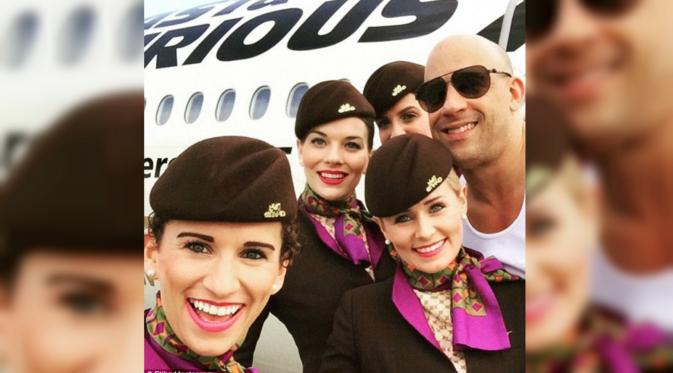 Awak Etihad bertemu dengan aktor Hollywood Vin Diesel diluar pesawat bertemakan Fast and the Furious (Daily Mail)