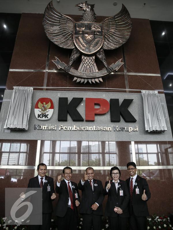 Pemimpin KPK baru berfoto usai peresmian gedung baru Komisi Pemberantasan Korupsi (KPK) di Jakarta, Selasa (29/12). Peresmian gedung KPK tersebut juga bertepatan dengan HUT KPK ke-12. (Liputan6.com/Faizal Fanani)