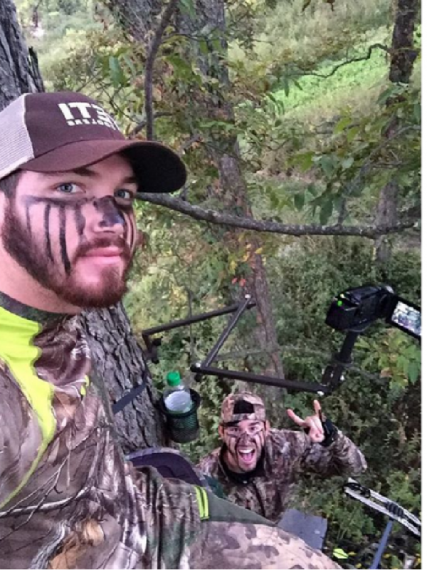 Craig Strickland dan sahabatnya yang tewas dalam perjalanan berburu bebek di Oklahoma, Chase Morland [foto: instagram/backroadcraig]