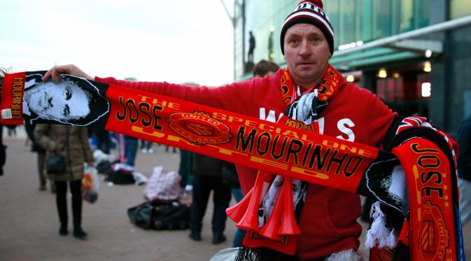 Penjual syal MU dengan nama Jose Mourinho di Stadion Old Trafford, sebelum laga antara Setan Merah melawan Chelsea, Senin (28/12/2015). (Guardian).