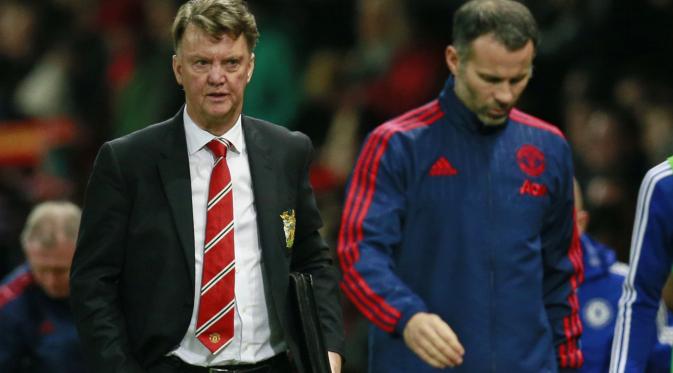 Ekspresi Louis Van Gaal (kiri) seusai pertandingan melawan Chelsea di Old Trafford, Selasa (29/12/2015) dini hari WIB. (Reuters/Carl Recine)
