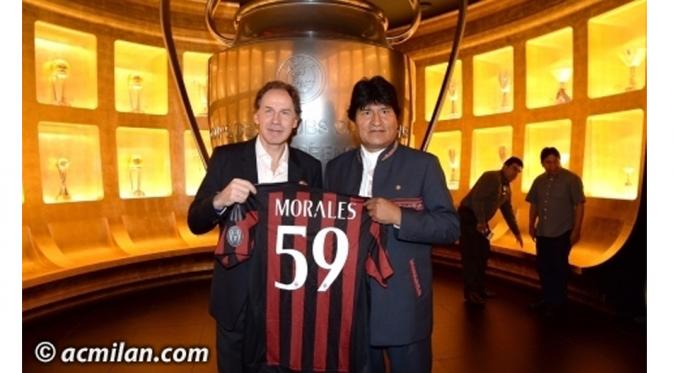 Presiden Bolivia Evo Morales berkunjung ke markas AC Milan dan berfoto dengan Jersey AC Milan bersama Franco Baresi. (Photo/Acmilan.com) 