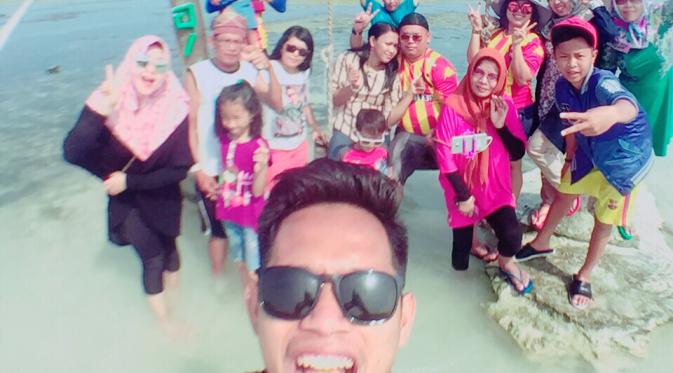 Andik Vermansah berfoto bareng dengan keluarga besarnya saat berlibur di Pulau Lombok. (Bola.com/Dok. Pribadi)