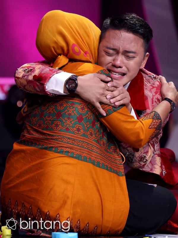 Jadi juara pertama, Danang dan ibunda menangis haru hingga terduduk di atas panggung (Andy Masela/Bintang.com)