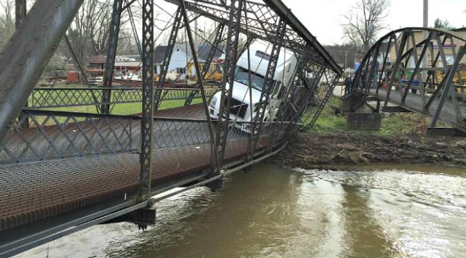 Sebuah jembatan bersejarah runtuh karena truk trailer yang melintasinya memiliki bobot yang jauh di batas kemampuan jembatan.