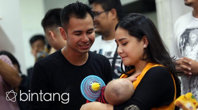 Raffi Ahmad bersama keluarga kecilnya, Rafathar Malik Ahmad Nagita Slavina (Deki Prayoga/Bintang.com)