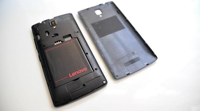 Cover belakang Lenovo A2010 dalam keadaan terbuka (Liputan6.com/ Dewi Widya Ningrum)
