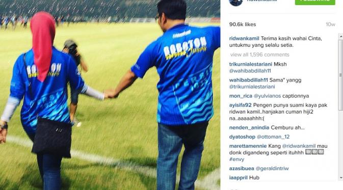 Ridwan Kamil turun ke lapangan bersama sang istri.. (Instagram @ridwankamil)
