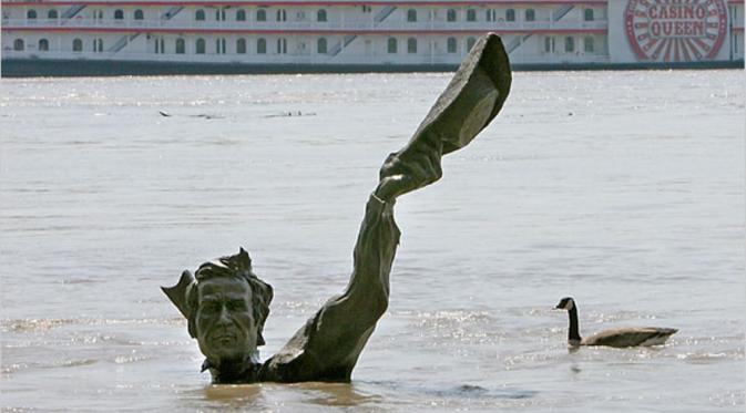 Anomali Cuaca di AS, Sungai Mississippi Meluap, 18 Tewas. Patung William Clark, figur Missouri dan mantan Gubernur Mississippi tahun 1880an setinggi 7 meter terendam hingga selehernya. (New York Times)