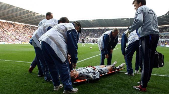 Petr Cech (saat masih membela Chelsea) mendapat perawatan medis setelah bertabrakan dengan gelandang Reading, Stephen Hunt, 14 Oktober 2006. (Daily Mail)