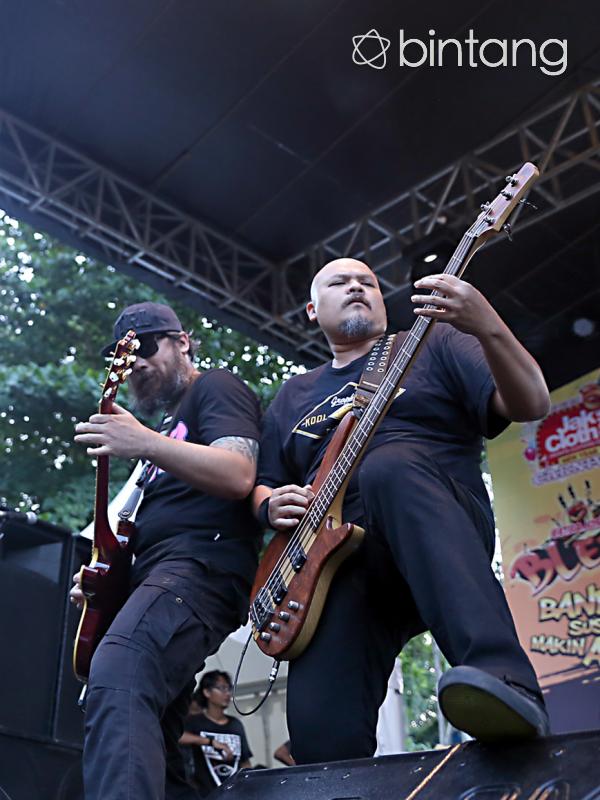 Aksi panggung NTRL di JakCloth, Senayan, Jakarta Pusat, Rabu (30/12/2015) (Andy Masela/Bintang.com)