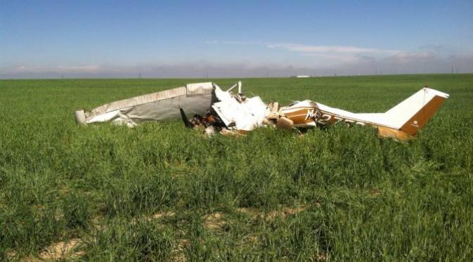 Bangkai pesawat Cessna 150 yang terjatuh karena pilot lepas kendali saat mengambil selfie. (ibtimes.com)