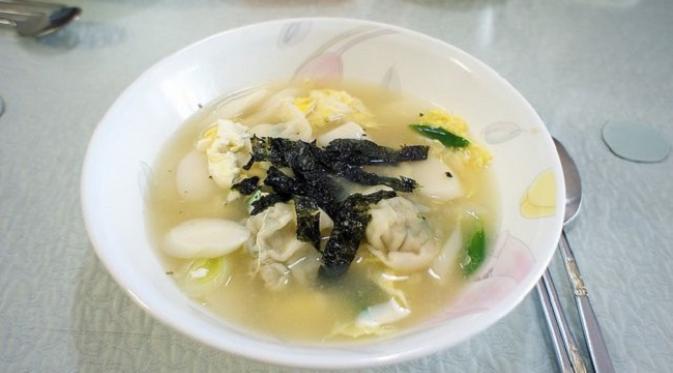 Tteokguk (sumber. Yahoo.com)