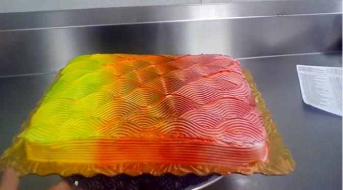 Dilihat dari satu sisi, kue terlihat berwarna kuning, oranye dan pink. (foto: CharlotteSometimes)