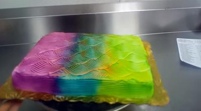 Dilihat dari sisi lain, kue berwarna ungu, biru, dan hijau. (foto: CharlotteSometimes)