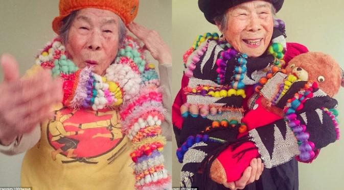 Si nenek periang dianggap cocok menjadi model tenunan Chinami yang penuh warna. (foto: Instagram/1000wave)
