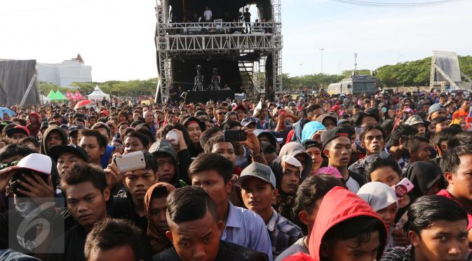 Para pengunjung sudah memadati pantai carnaval ancol, Jakarta, kamis (31/12/2015). Perayaan Tahun Baru, SCTV Siapkan Konser Move On Party 2016 live pada jam 21.00. (Liputan6.com/Herman Zakharia)