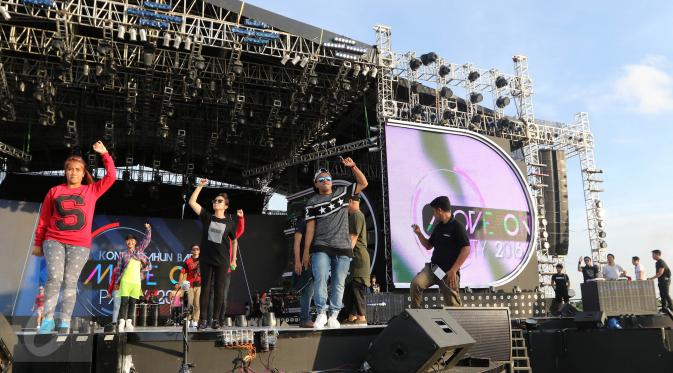 Momo Geisha sedang melakukan latihan bersama batavia dancers di panggung Move On Party 2016, Pantai Carnaval Ancol, Jakarta, (31/12/2015). Perayaan Tahun Baru, SCTV Siapkan Konser Move On Party 2016 live pada jam 21.00. (Liputan6.com/Herman Zakharia)