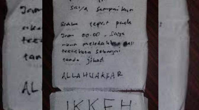 Tulisan di kertas tisu yang berisi ancaman bom di Mal Teraskota, Serpong, Tangerang Selatan, Banten. (Liputan6.com/Naomi Trisna)