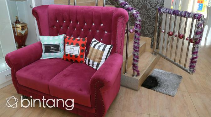 Sofa ungu ini dihiasi dengan tiga bantal yang bertuliskan Melaney, Tyson dan Chloe. (Galih W. Satira/Bintang.com)