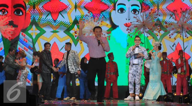 Basuki Tjahaja Purnama atau  di sapa Ahok melambaikan tangan seusai perayaan tahun baru 2016 di panggung Move On Party 2016 di Pantai Carnaval Ancol, Jakarta, Kamis (31/12/2015). (Liputan6.com/Herman Zakharia)