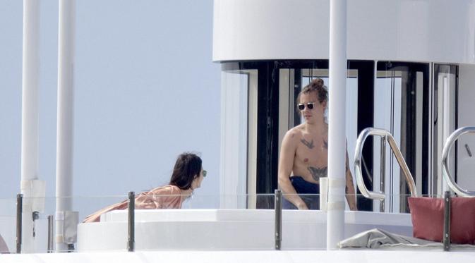 Kendall Jenner dan Harry Styles liburan bersama di kapal pesiar. (foto: dailymail)