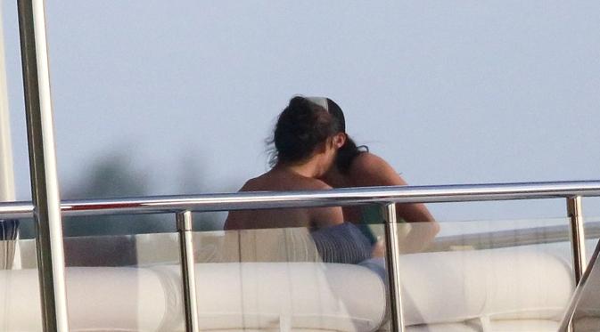Kendall Jenner dan Harry Styles liburan bersama di kapal pesiar. (foto: dailymail)