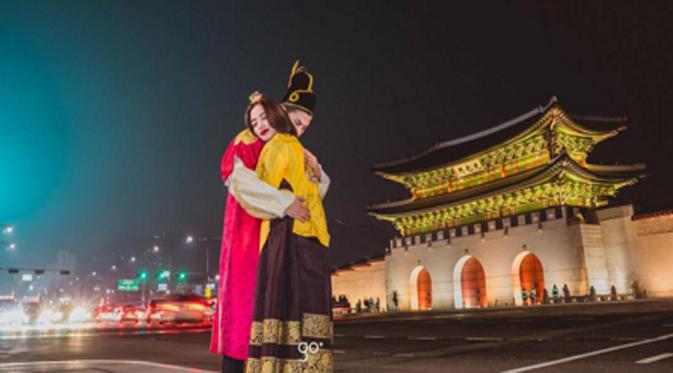 Pasangan suami istri yang kerap membuat iri dengan keromantisan mereka ini berpelukan di malam hari yang romantis di Seoul, Korea. Dalam foto yang diunggah Glenn ini ia mengatakan bahwa ia sangat menyukai berpelukan. (via instagram/@glennalinskie)