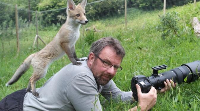 Fotografer hewan menyatu dengan alam. Tak cuma objek, tapi juga tempat tinggal. (Via: theguardian.com)