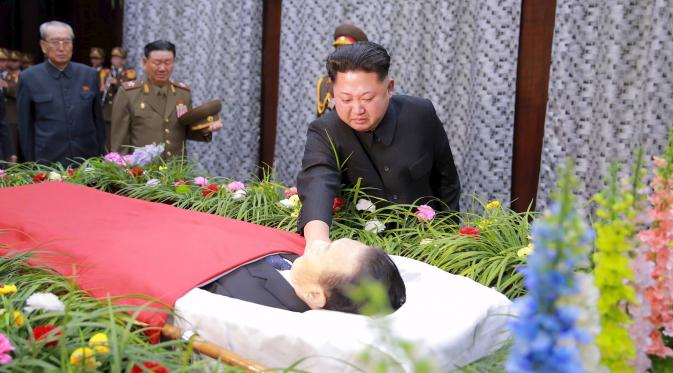 Kim Jong-un menyentuh dan menangisi jenazah Kim Yang-gon (Reuters)