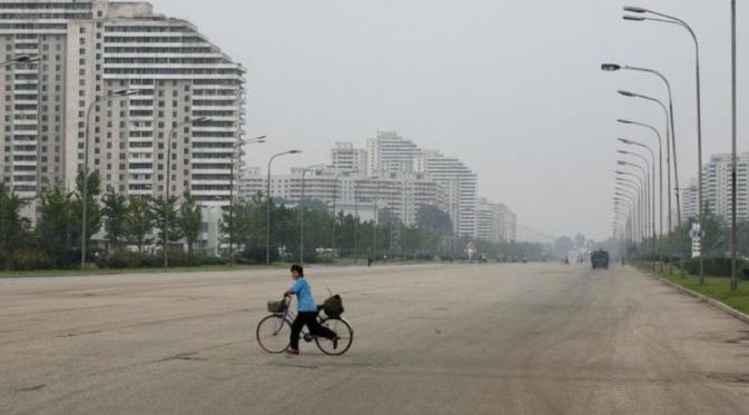 Kondisi jalanan di pusat kota Pyongyang. Sepi.  (Pinterest)
