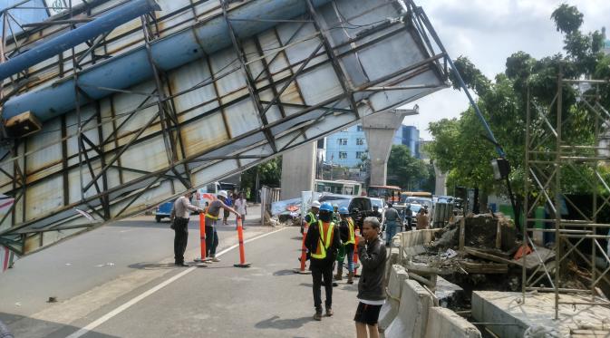 Posisi jatuhnya baliho tersebut melintangi jalan. (Foto: Alexander Lumbantobing/Liputan6.com)