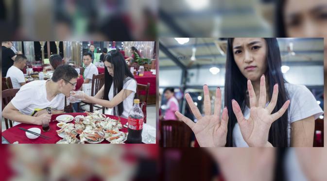 Tamu restoran seafood dibuat heran dengan penampakan seorang wanita muda yang mengupas kepiting dan menyuapkan kepada seorang pria di Hangzhou. (Shanghaiist)