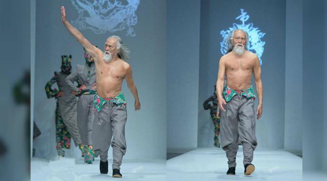 Aktor Wang Deshun, 79 tahun, tampak berjalan pada landasan model menjelang China Fashion Week di Beijing. (Shanghaiist)